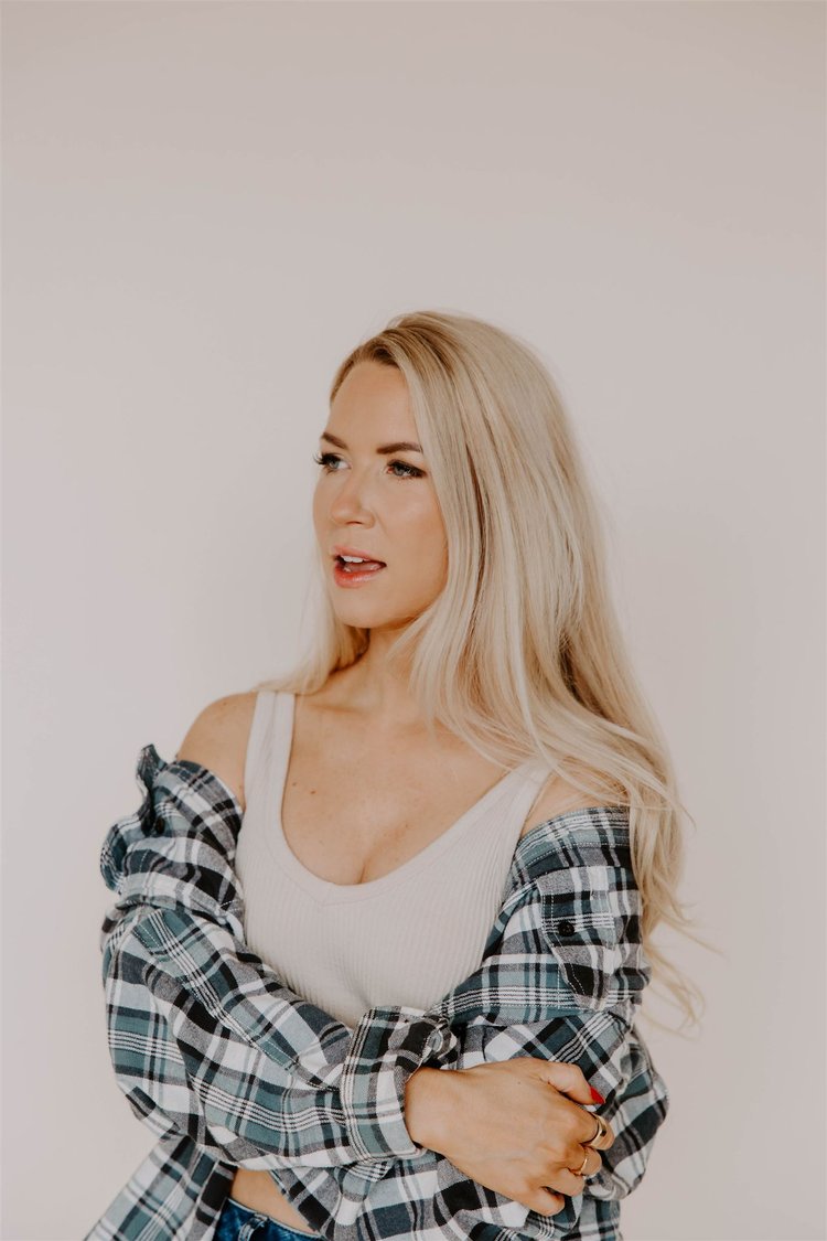 Kelly Collette at Go Bananas Comedy Club
